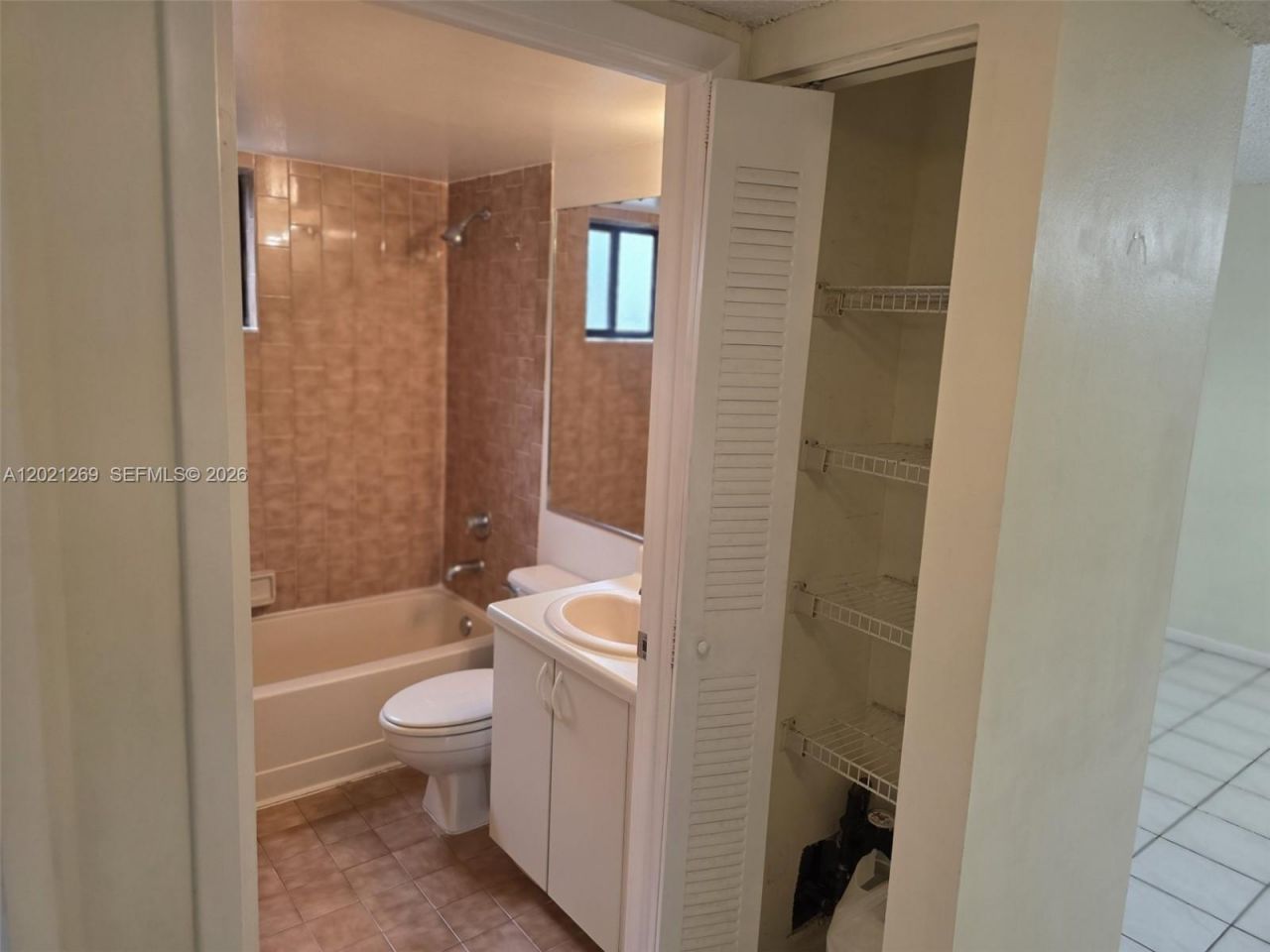 5560 W 21st Ct , Unit 308, Hialeah, FL 33016 Photo