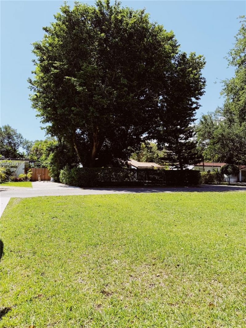 1075 NE 120th St , Biscayne Park, FL 33161 Photo