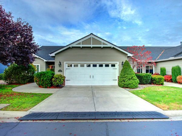 33 Broken Stone Way, Eagle Point, OR 97524