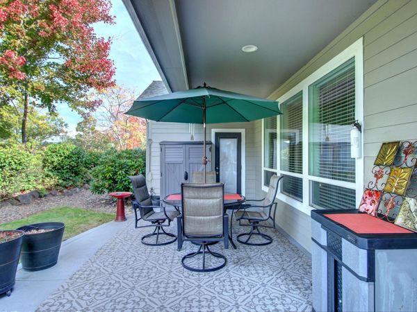 33 Broken Stone Way, Eagle Point, OR 97524