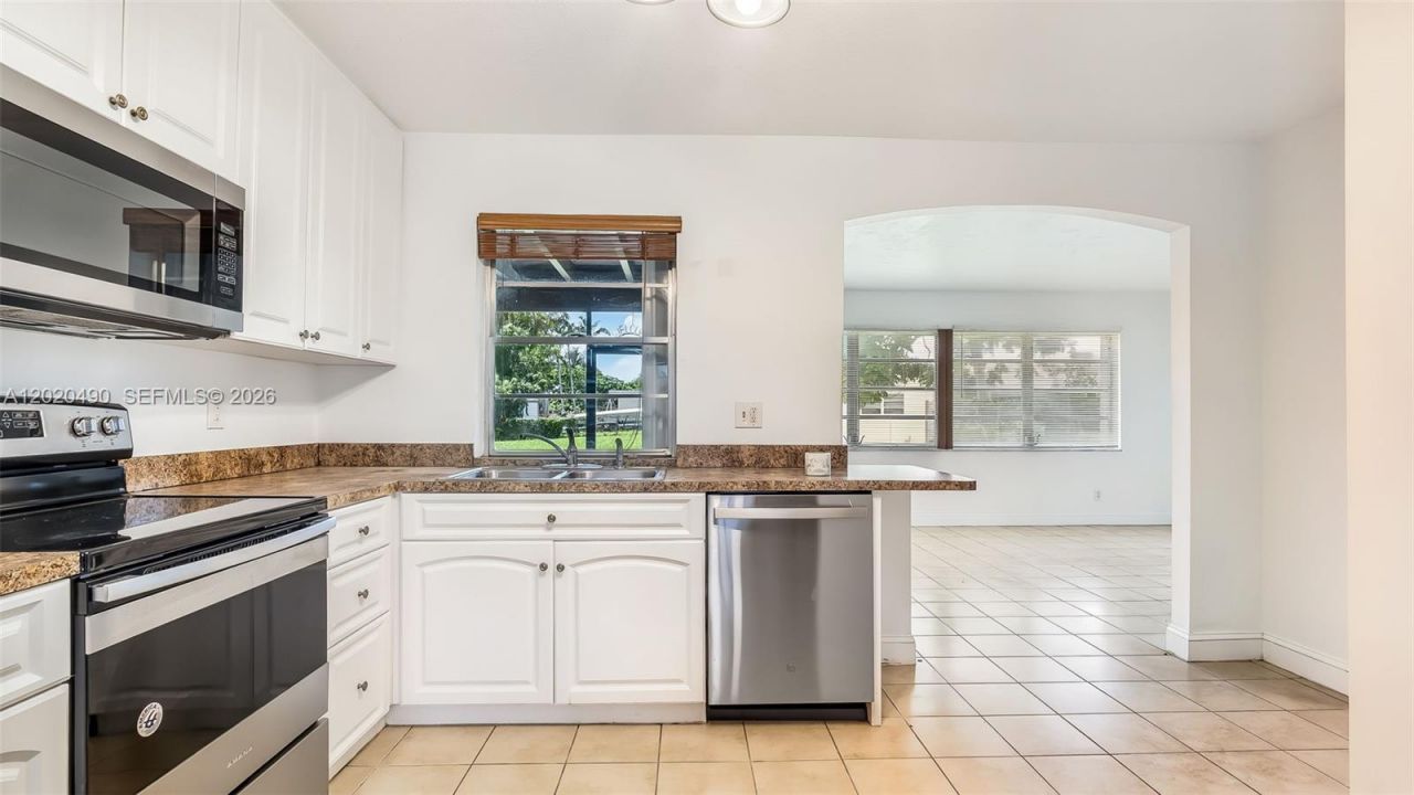 500 NW 96th Ter, Pembroke Pines, FL 33024 Photo
