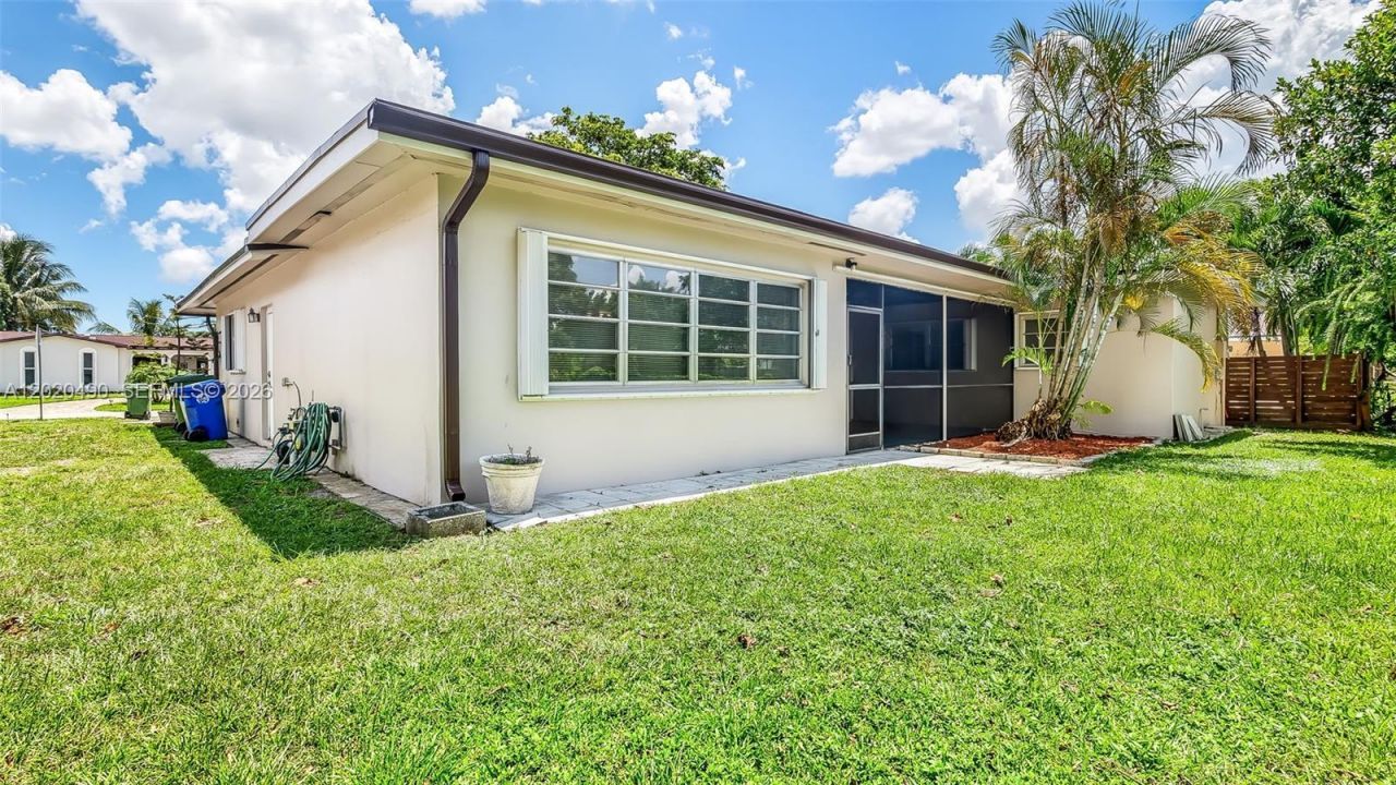500 NW 96th Ter, Pembroke Pines, FL 33024 Photo