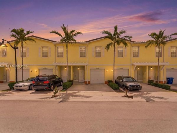 4032 NW 11th St , Unit 4032, Lauderhill, FL 33313