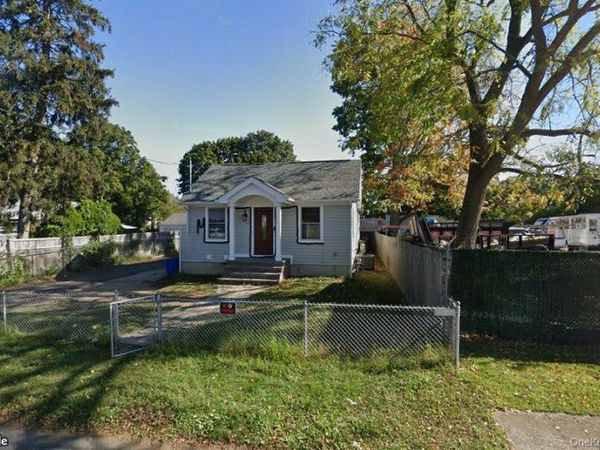 12 7th Avenue N, Huntington Station, NY 11746