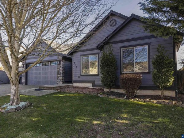 612 N 6TH St, Carlton, OR 97111