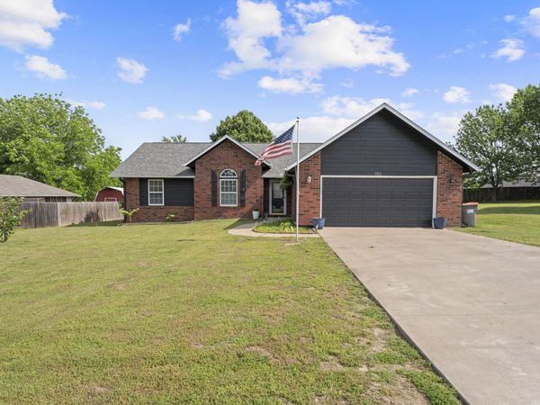 701 E 10th Street , Grove, OK 74344