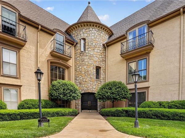 7223 Mission Road, Unit 103, Prairie Village, KS 66208