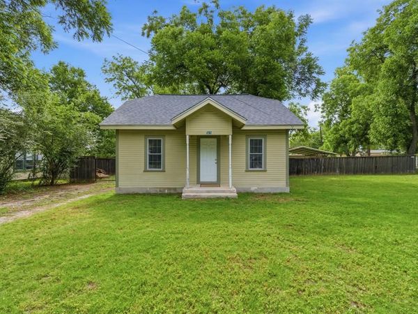 525 S Austin Street , De Leon, TX 76444