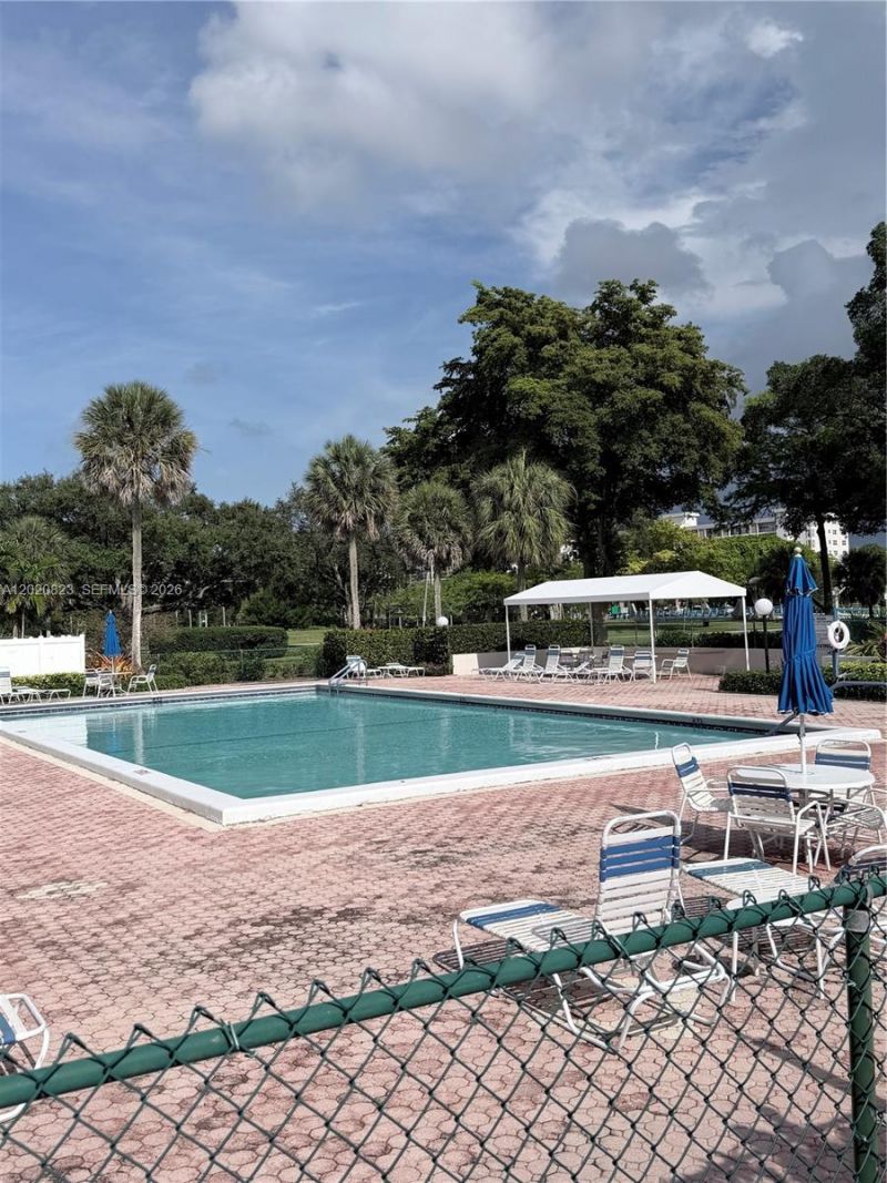 605 Oaks Dr , Unit 307, Pompano Beach, FL 33069 Photo