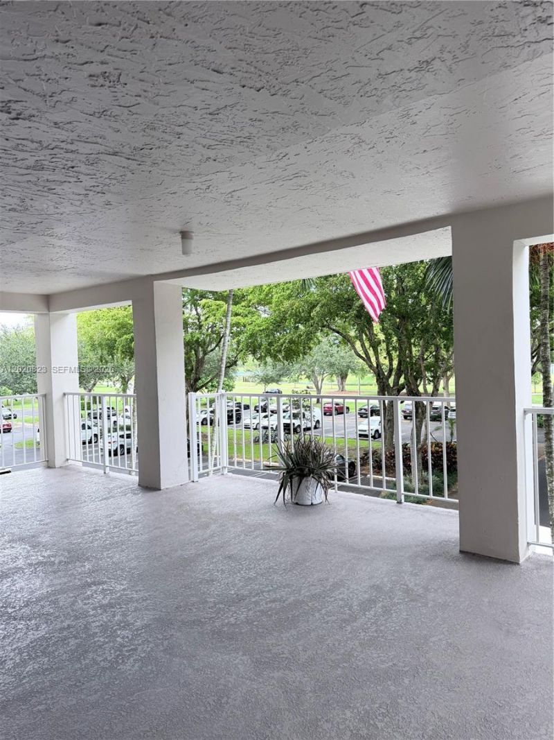 605 Oaks Dr , Unit 307, Pompano Beach, FL 33069 Photo