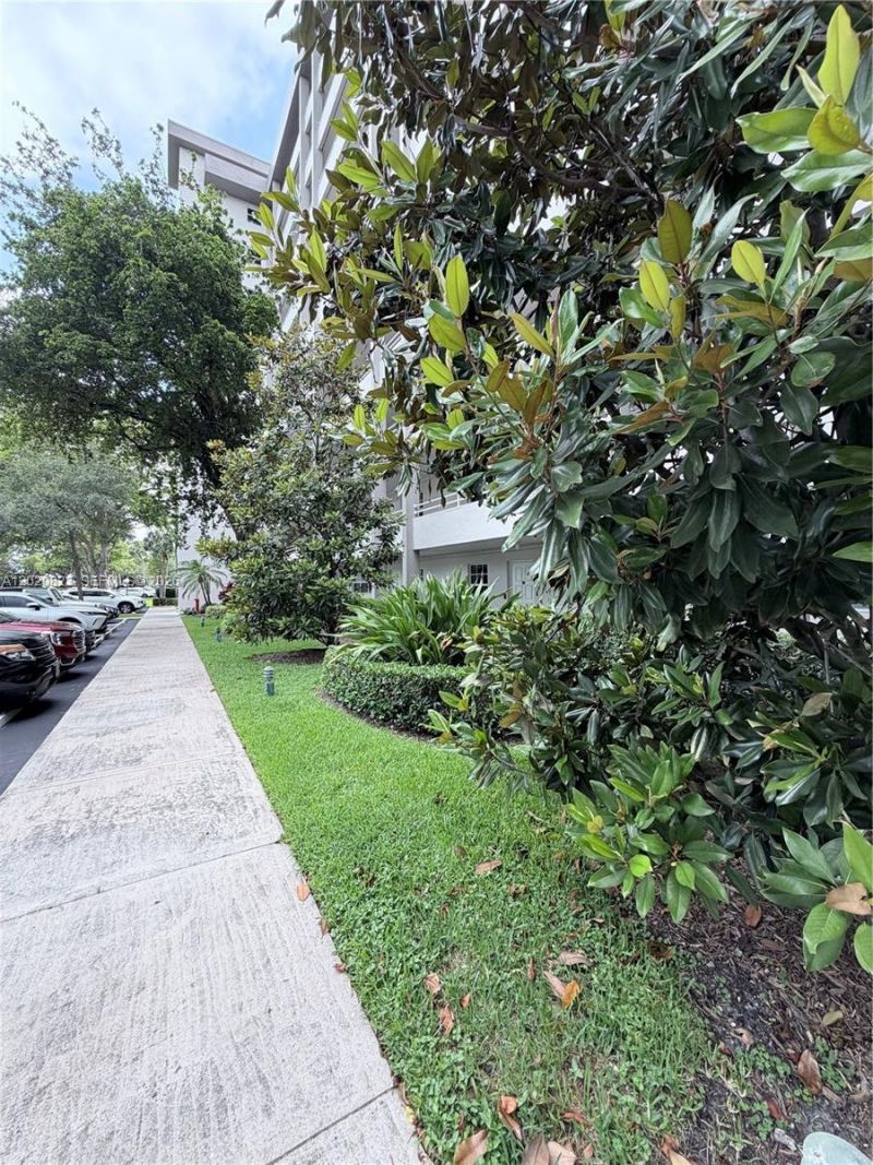 605 Oaks Dr , Unit 307, Pompano Beach, FL 33069 Photo