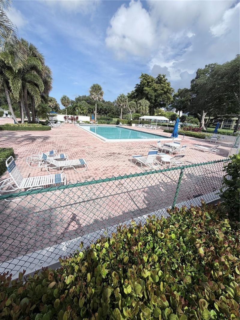605 Oaks Dr , Unit 307, Pompano Beach, FL 33069 Photo