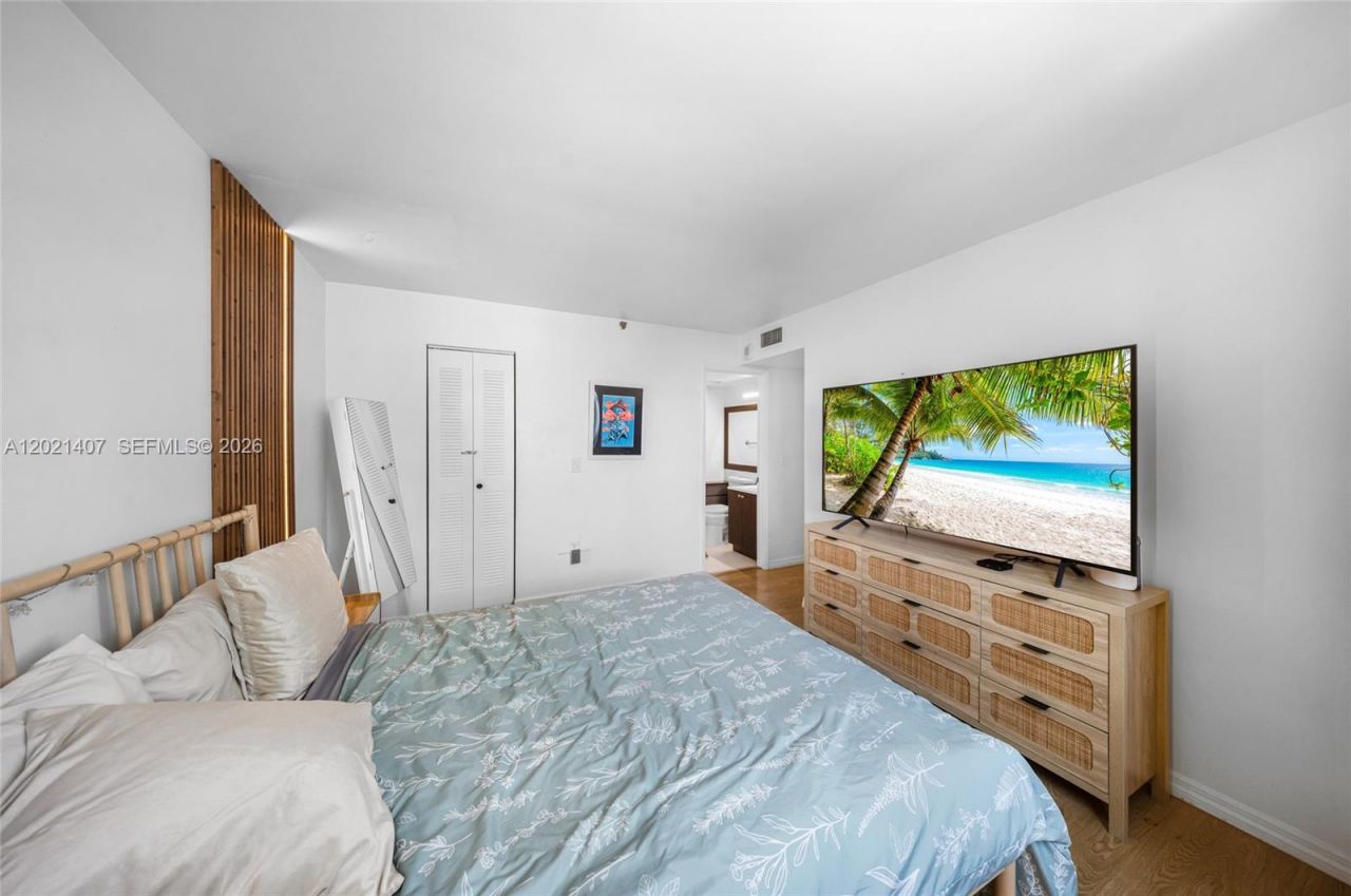 5880 Collins Ave , Unit 1007, Miami Beach, FL 33140 Photo