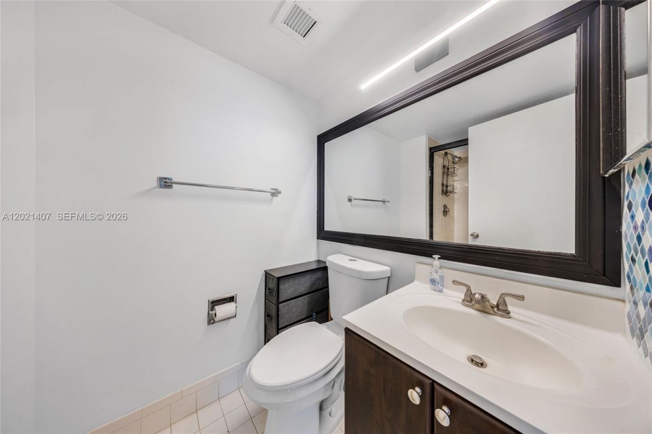5880 Collins Ave , Unit 1007, Miami Beach, FL 33140 Photo
