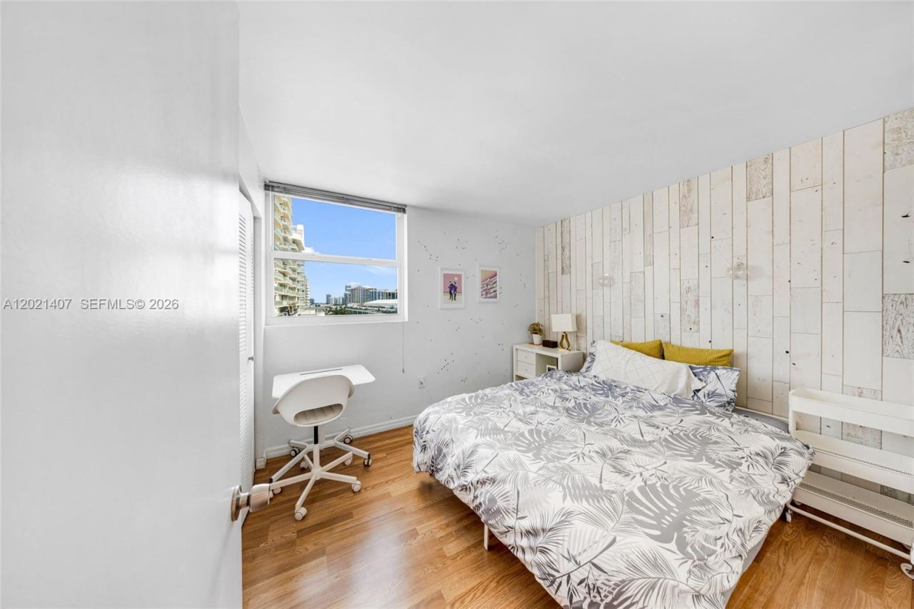 5880 Collins Ave , Unit 1007, Miami Beach, FL 33140 Photo