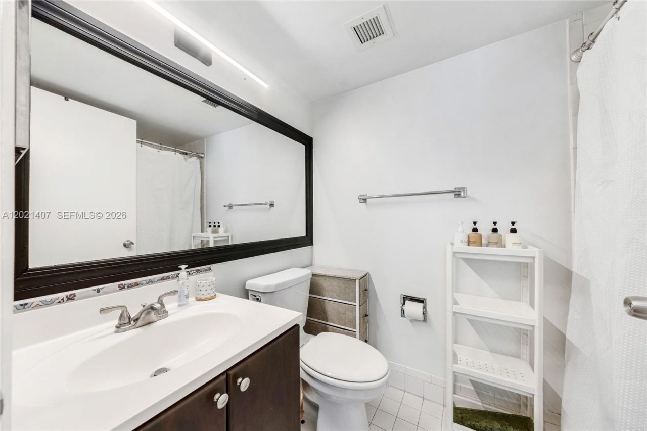 5880 Collins Ave , Unit 1007, Miami Beach, FL 33140 Photo