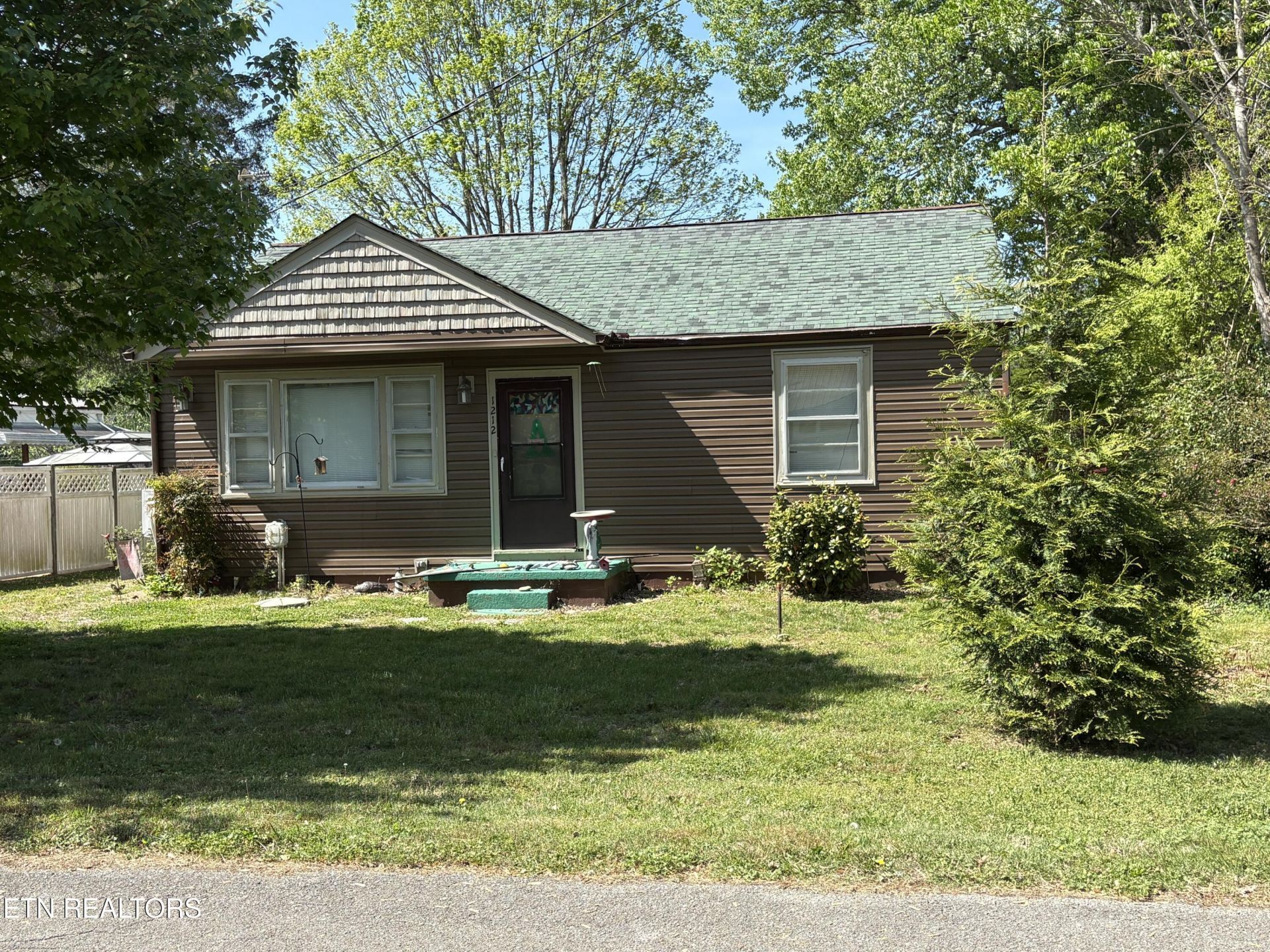 1212 Jones St, Athens, TN 37303 Main Photo