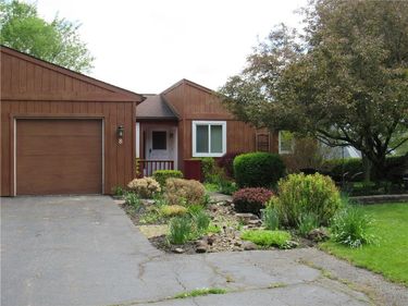 8 Hanningfield Circle, Fairport, NY 14450