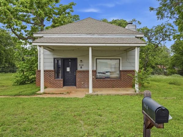 508 W Willingham Street, Cleburne, TX 76033