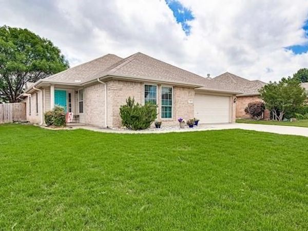 316 Angela Drive, Burleson, TX 76028