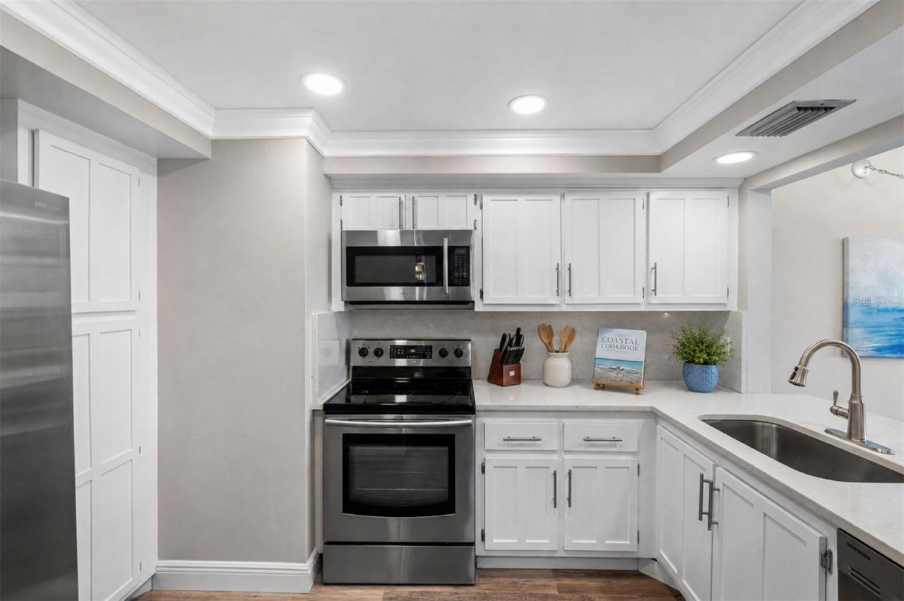 6158 Palma Del Mar Boulevard S, Unit 305, Saint Petersburg, FL 33715 Photo