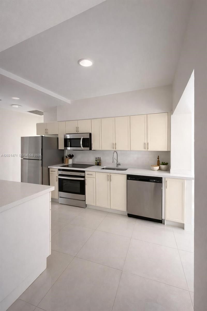 7707 Hawthorne Ave, Miami Beach, FL 33141 Photo