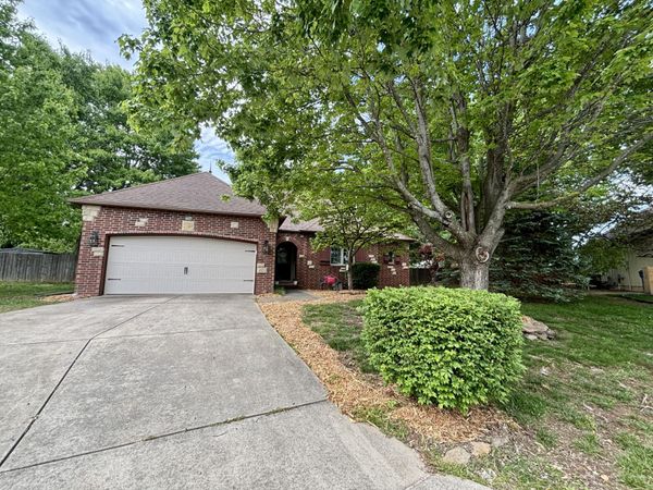 607 E Falls Circle , Ozark, MO 65721