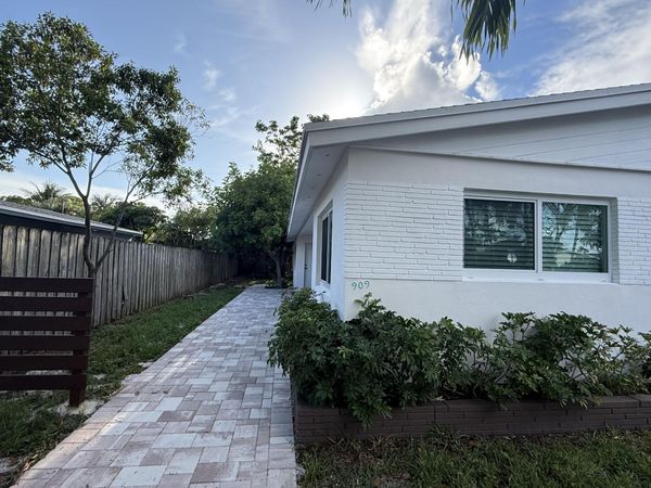 909 NE 10th Avenue, Unit 2, Pompano Beach, FL 33060