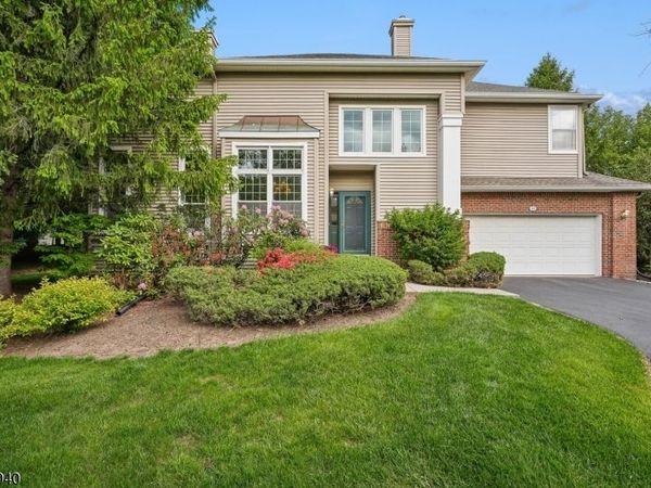 32 Kent Dr, Roseland, NJ 07068