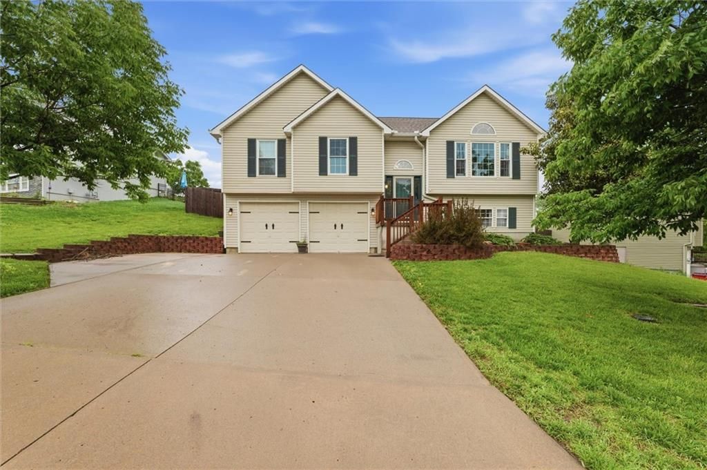210 E Whispering Hills Boulevard, Lone Jack, MO 64070 Main Photo