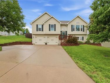 210 E Whispering Hills Boulevard, Lone Jack, MO 64070