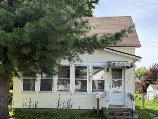 1707 Charles St, La Crosse, WI 54603
