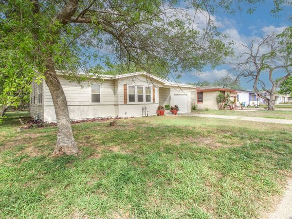 332 S CHILTIPIN ST, Sinton, TX 78387