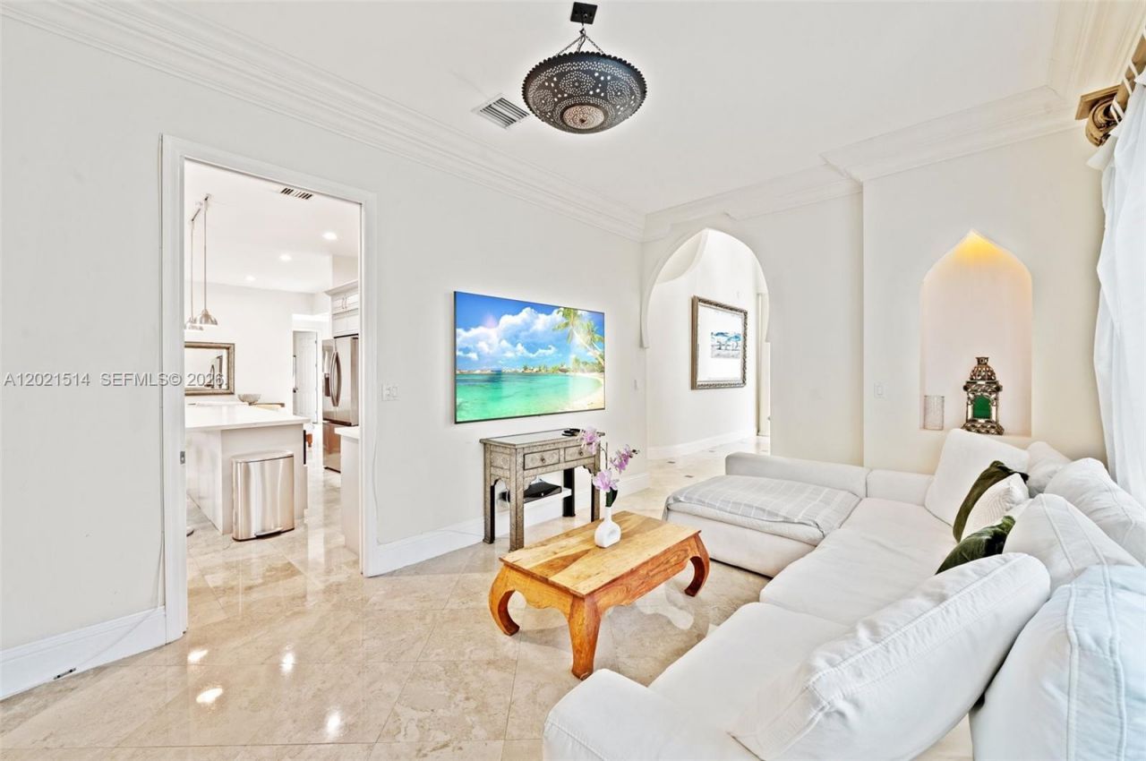2501 Pine Tree Dr , Miami Beach, FL 33140 Photo