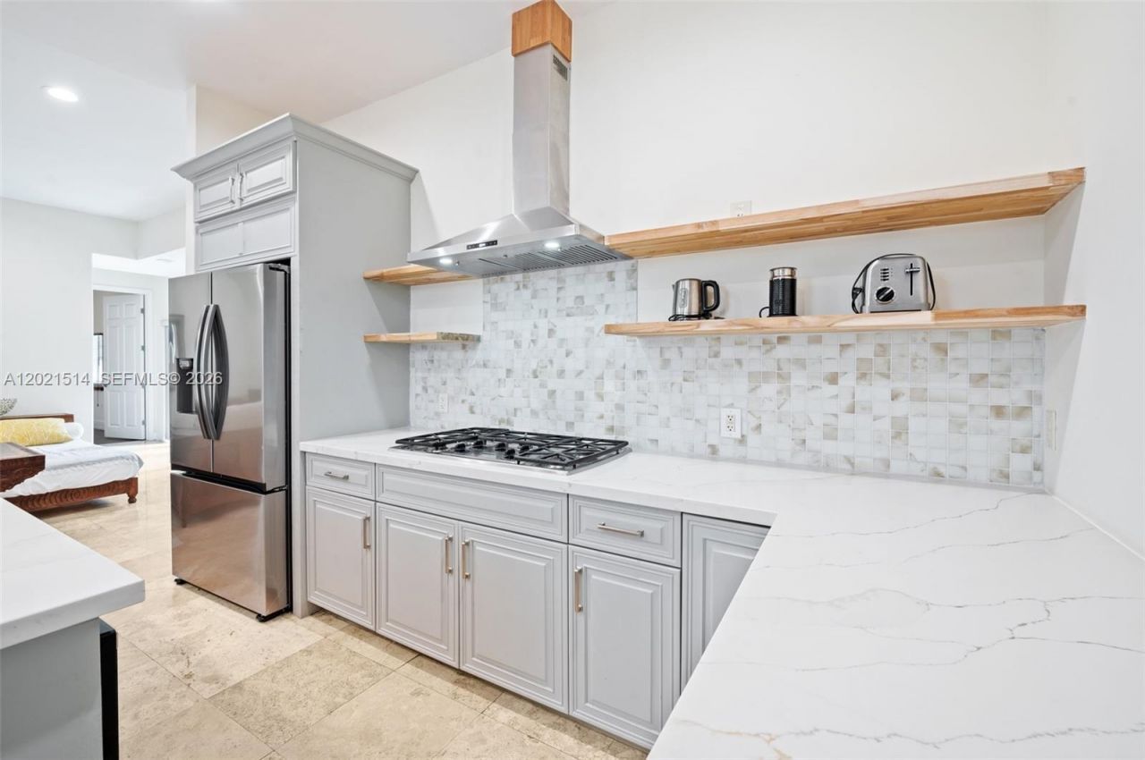 2501 Pine Tree Dr , Miami Beach, FL 33140 Photo