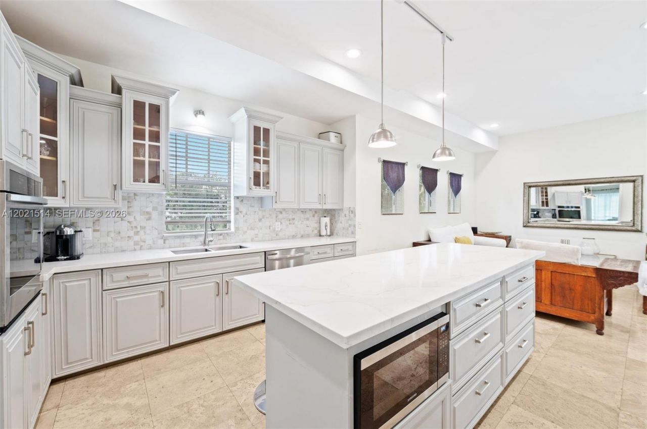 2501 Pine Tree Dr , Miami Beach, FL 33140 Photo