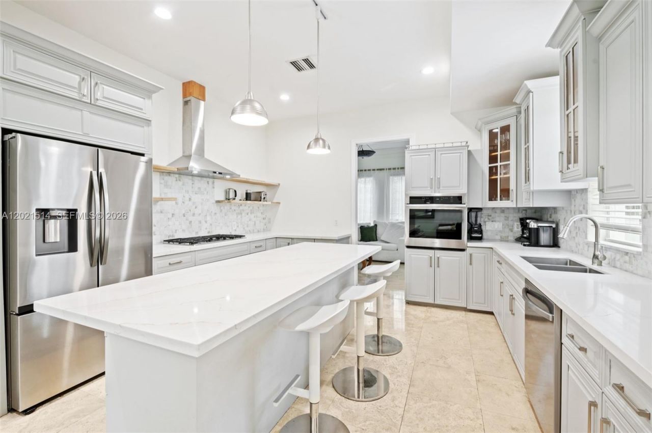 2501 Pine Tree Dr , Miami Beach, FL 33140 Photo