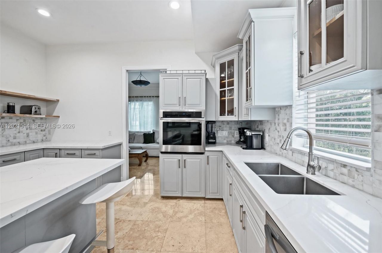2501 Pine Tree Dr , Miami Beach, FL 33140 Photo