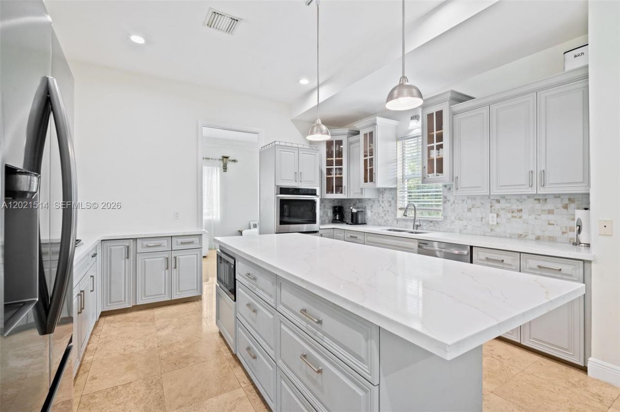 2501 Pine Tree Dr , Miami Beach, FL 33140 Photo