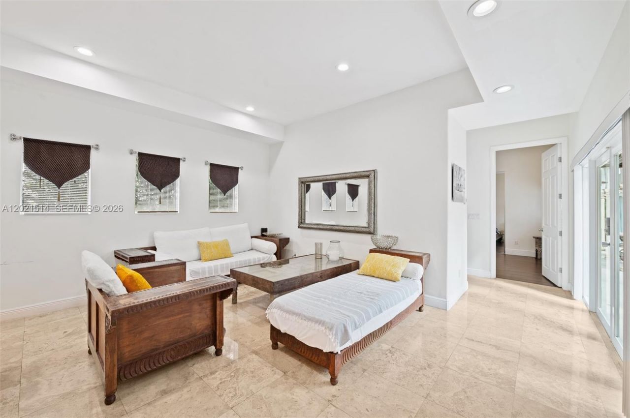 2501 Pine Tree Dr , Miami Beach, FL 33140 Photo