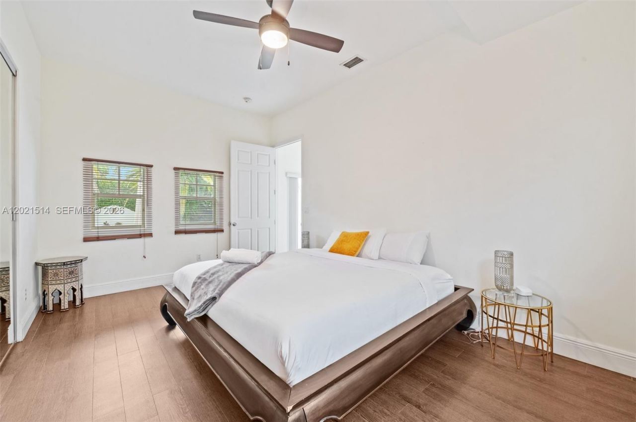 2501 Pine Tree Dr , Miami Beach, FL 33140 Photo