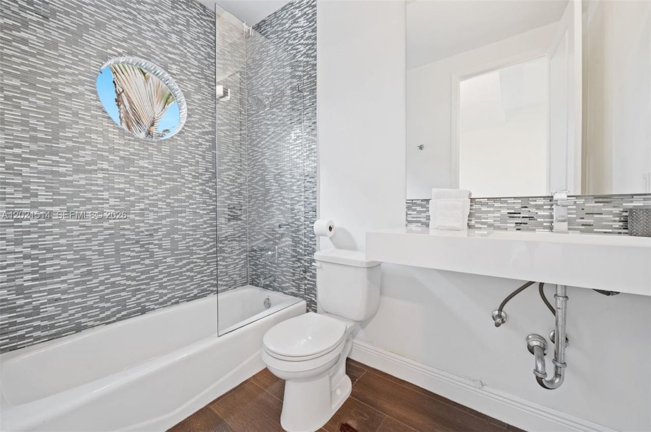 2501 Pine Tree Dr , Miami Beach, FL 33140 Photo