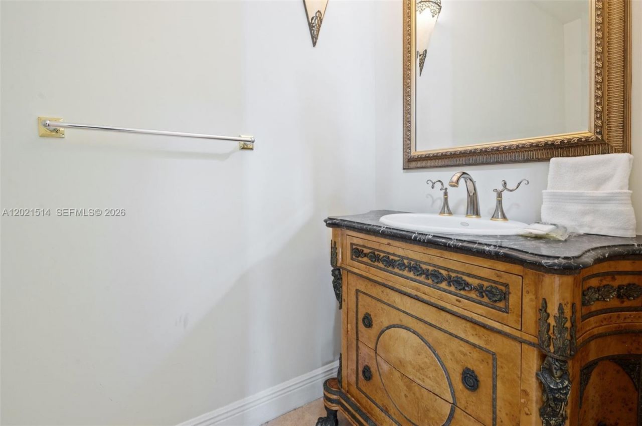 2501 Pine Tree Dr , Miami Beach, FL 33140 Photo