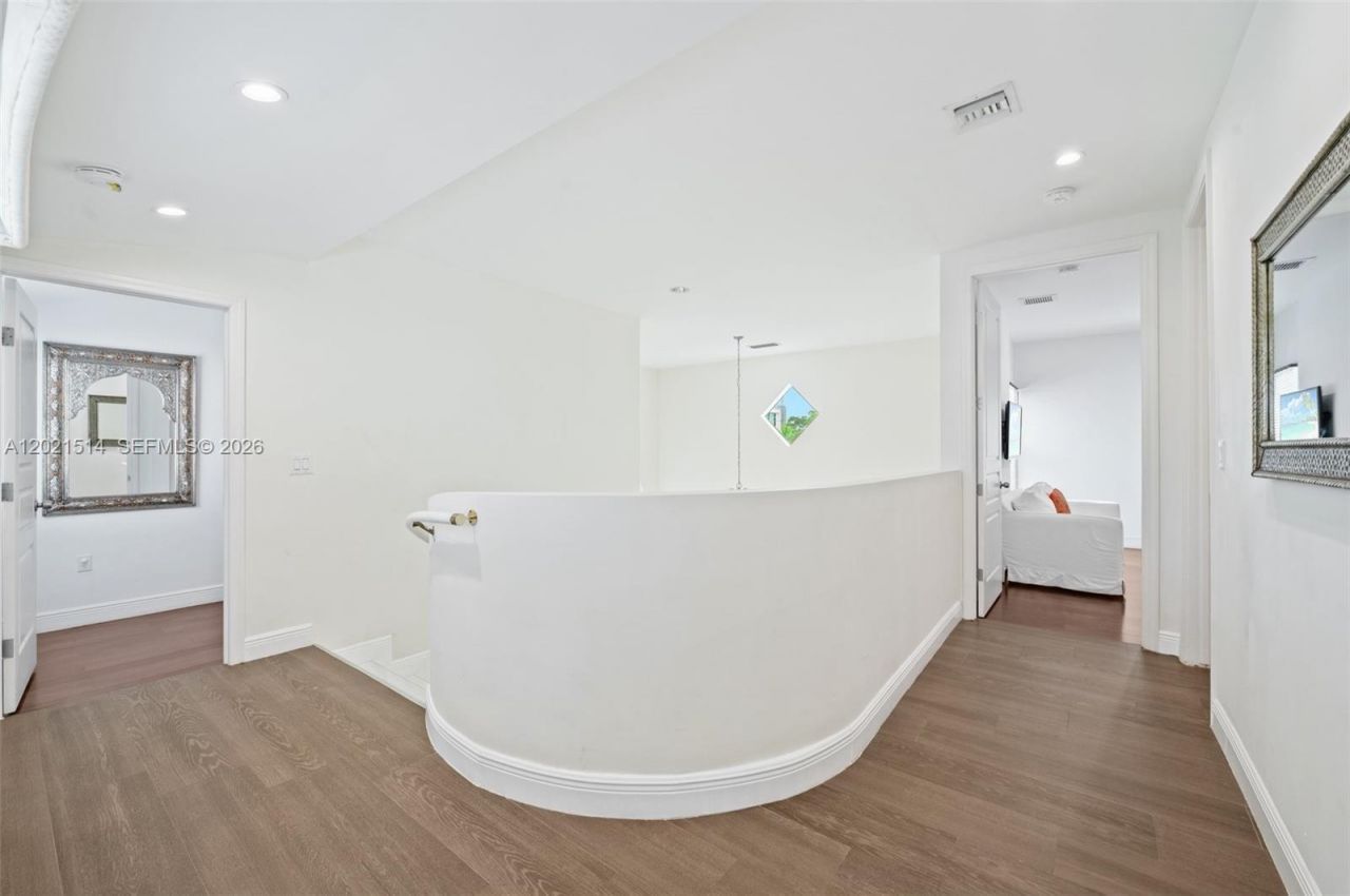 2501 Pine Tree Dr , Miami Beach, FL 33140 Photo