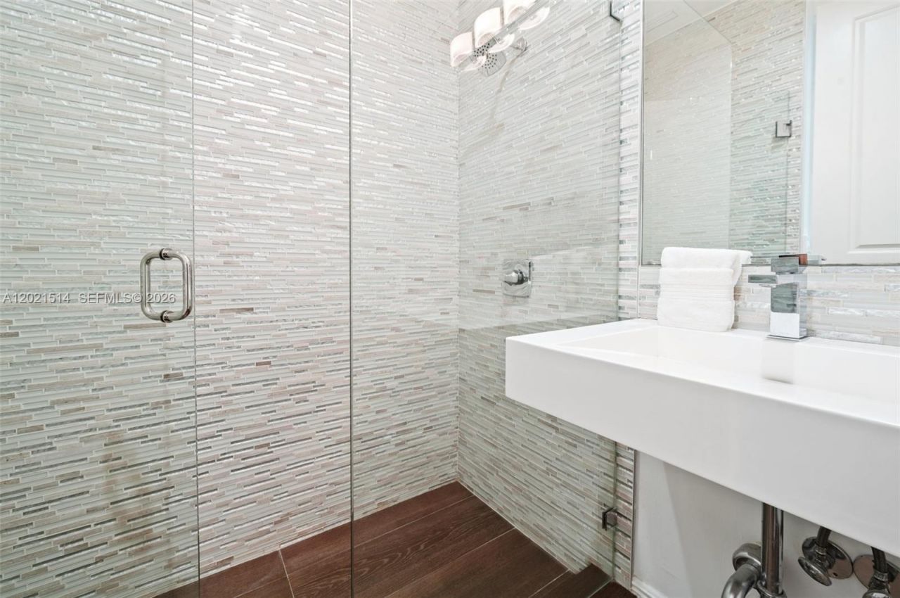 2501 Pine Tree Dr , Miami Beach, FL 33140 Photo