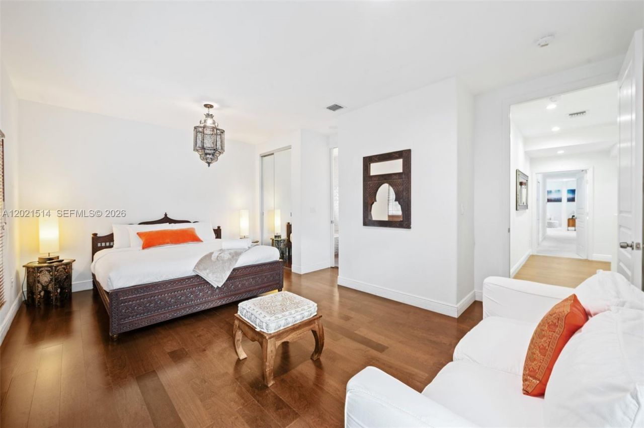2501 Pine Tree Dr , Miami Beach, FL 33140 Photo