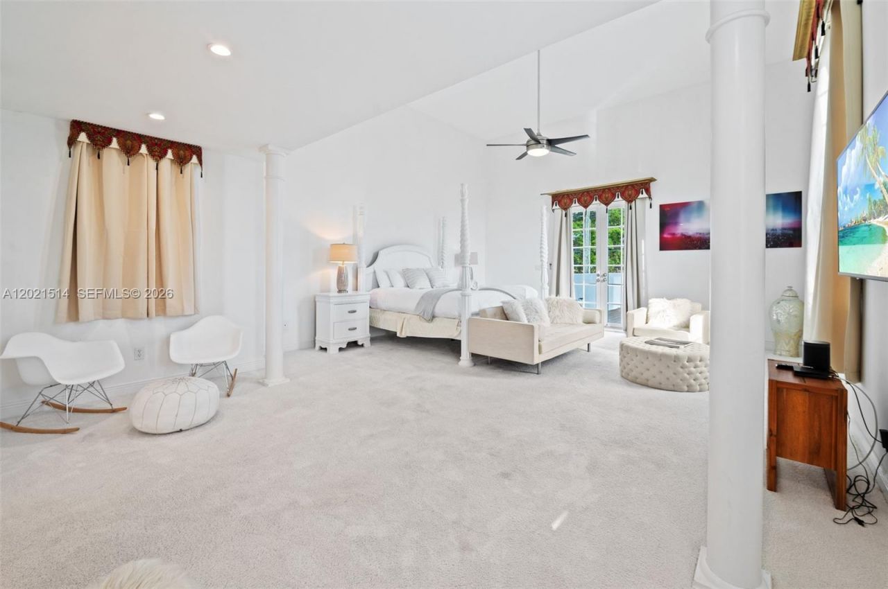 2501 Pine Tree Dr , Miami Beach, FL 33140 Photo