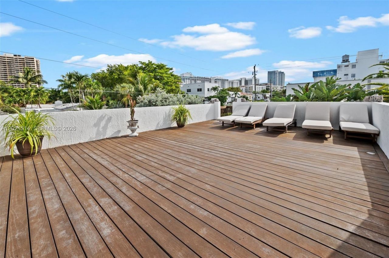 2501 Pine Tree Dr , Miami Beach, FL 33140 Photo