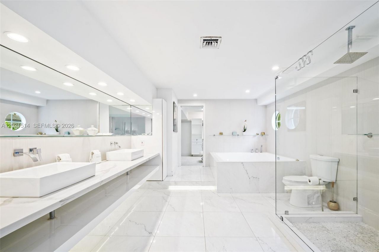 2501 Pine Tree Dr , Miami Beach, FL 33140 Photo