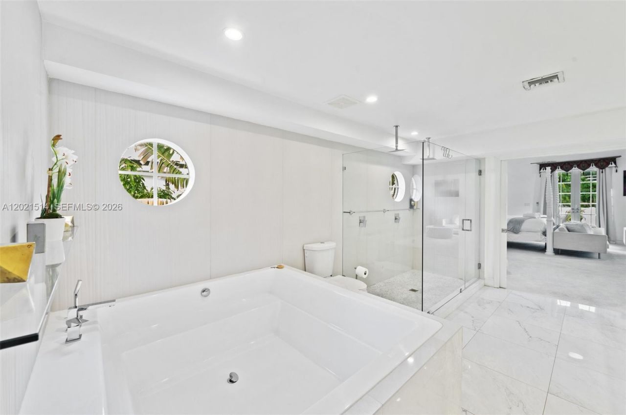 2501 Pine Tree Dr , Miami Beach, FL 33140 Photo